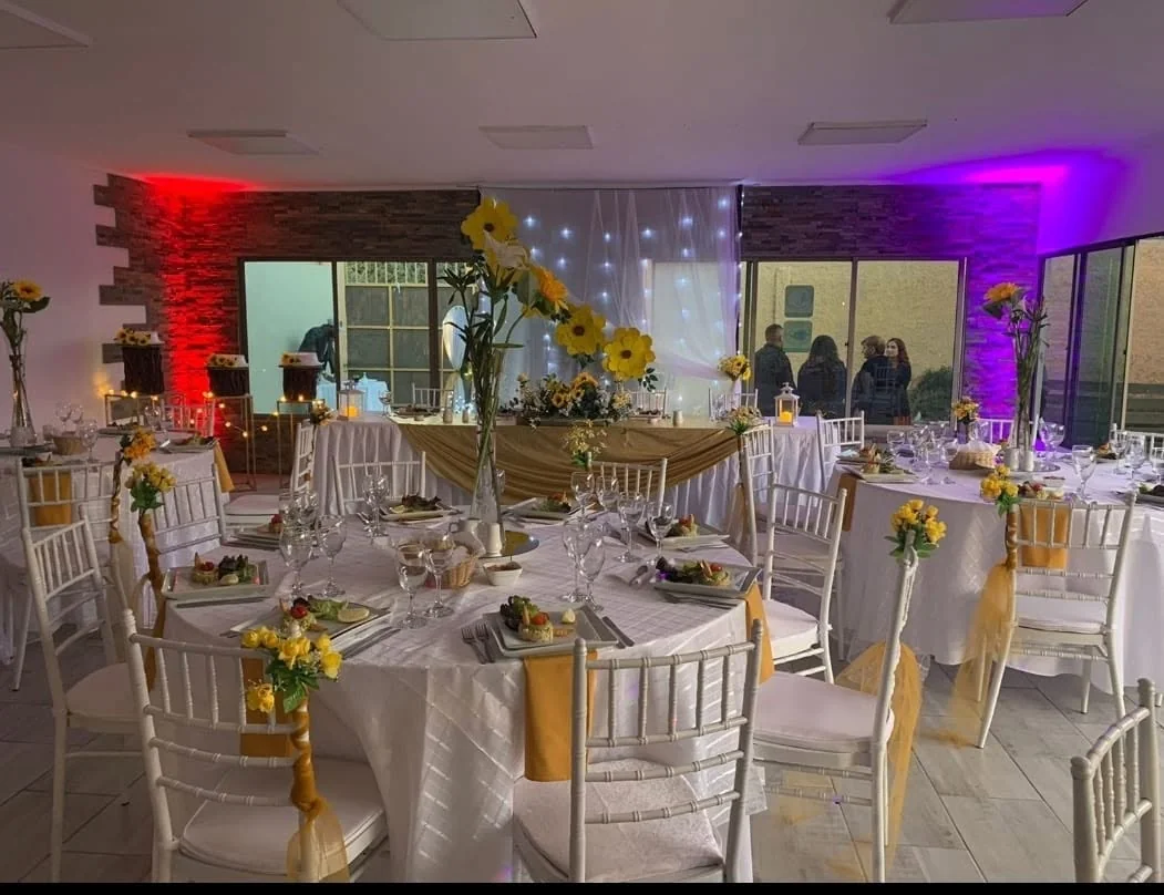 Banquete con iluminación ambiental y decoración de girasoles