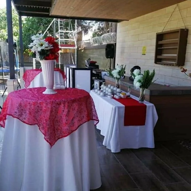 Mesa auxiliar y barra decoradas para evento