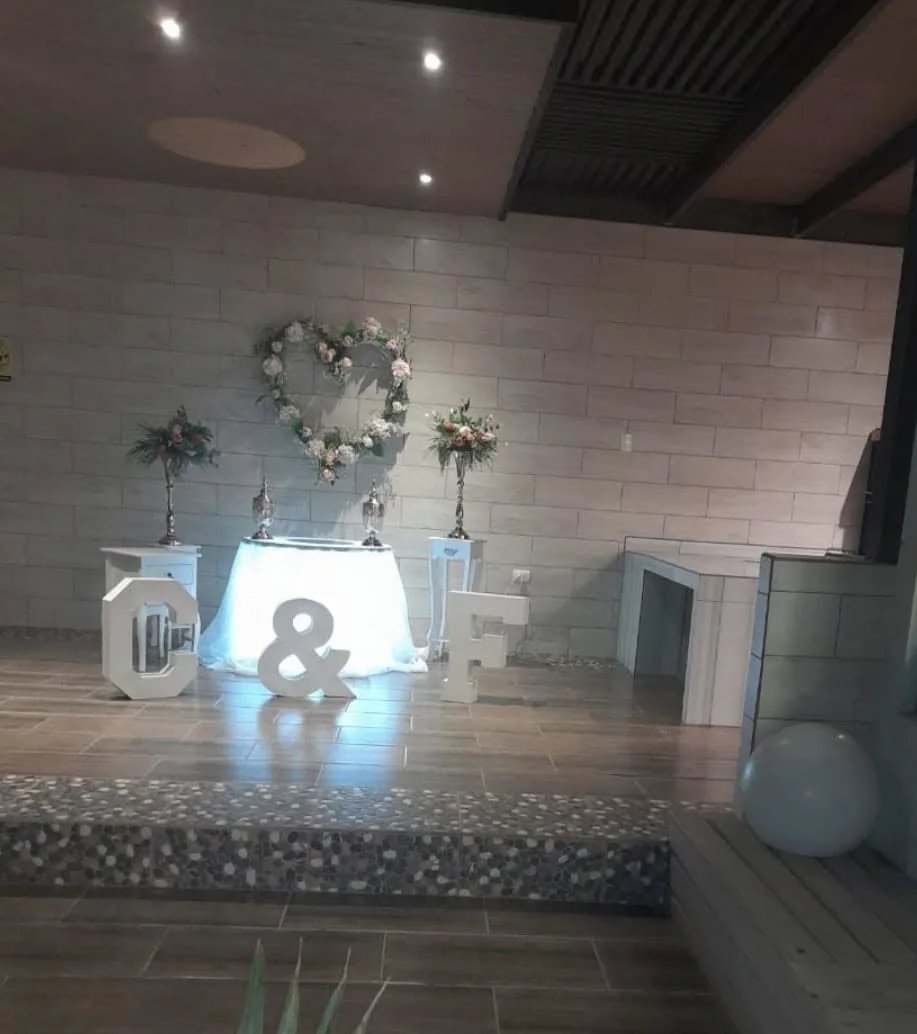 Escenario decorado con letras C y F