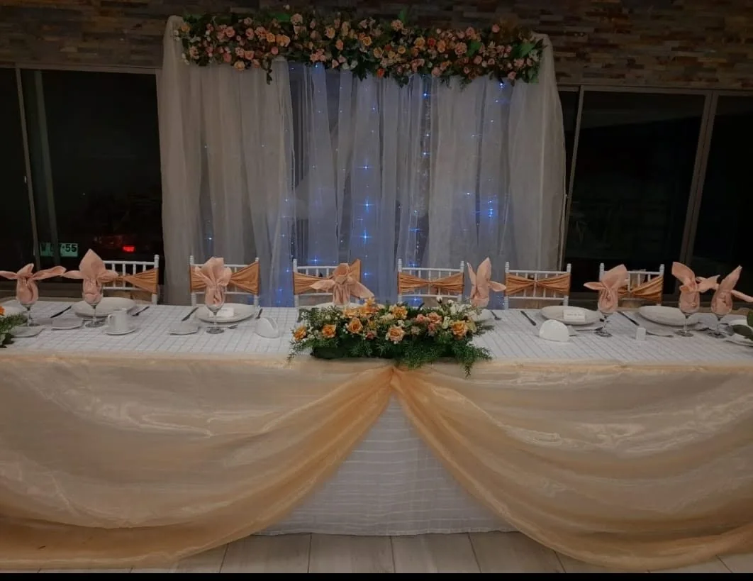 Mesa principal con cortina de luces