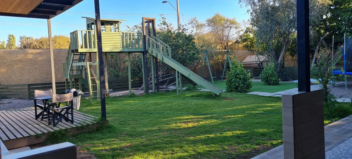 Vista amplia del jardín y juegos del recinto