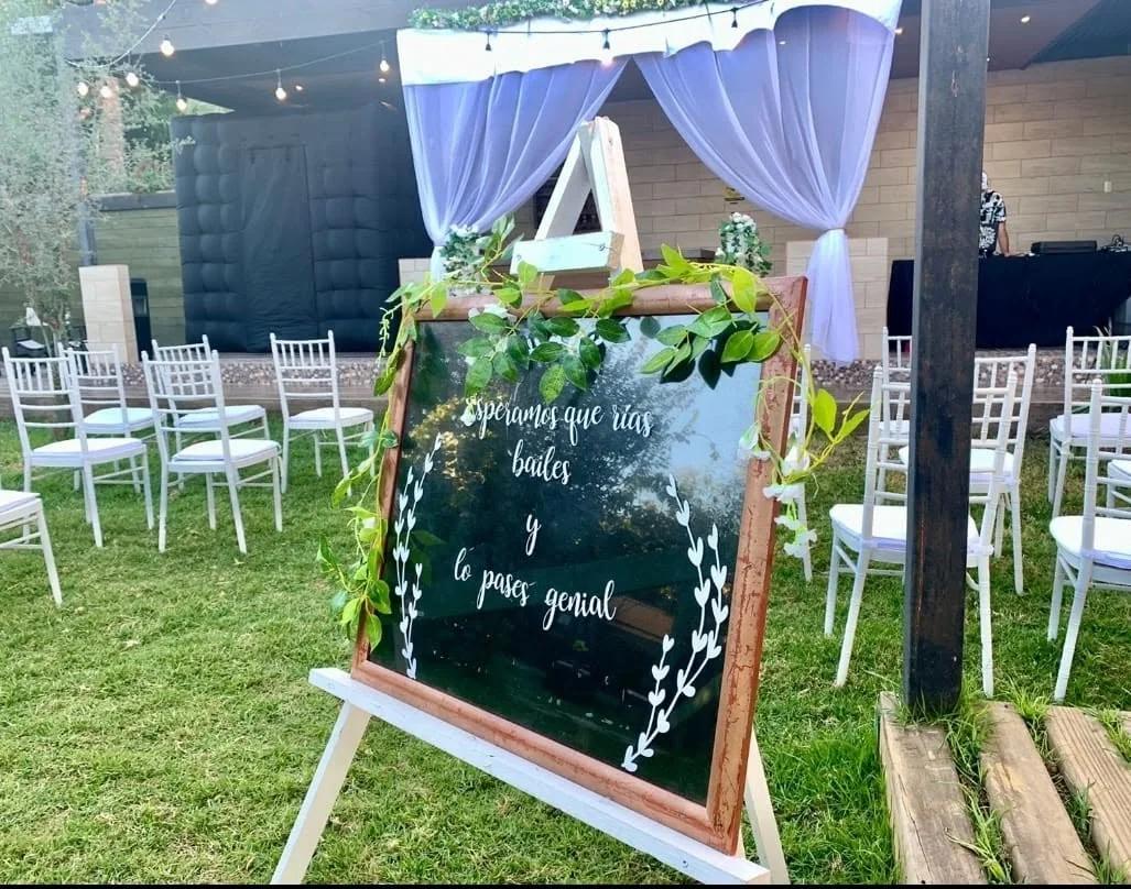 Letrero decorativo para celebración en el jardín