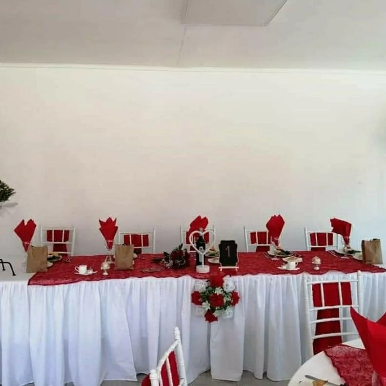 Mesa principal con decoración roja y blanca