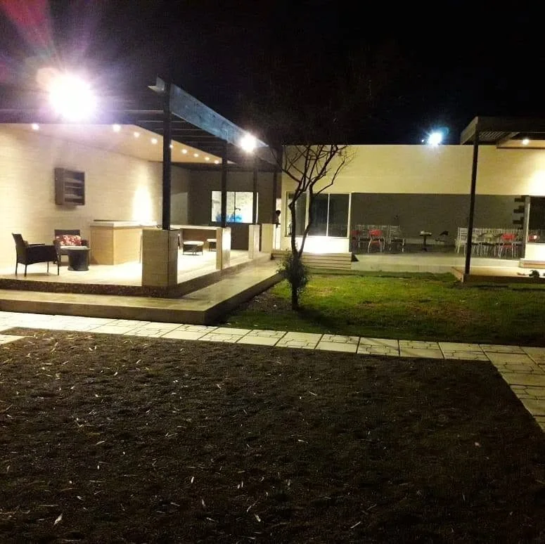 Vista exterior nocturna del recinto