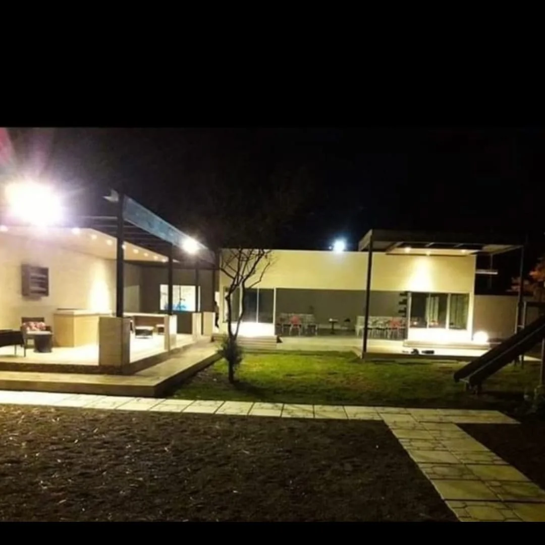Vista exterior nocturna de La Granja VIP iluminada