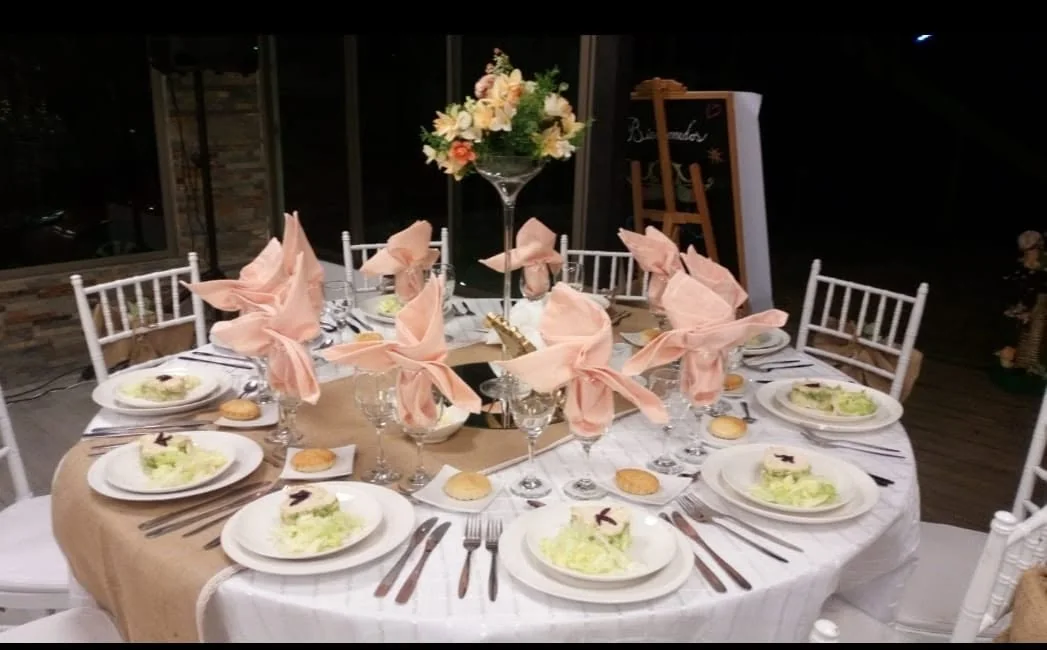 Mesa montada con servilletas rosadas
