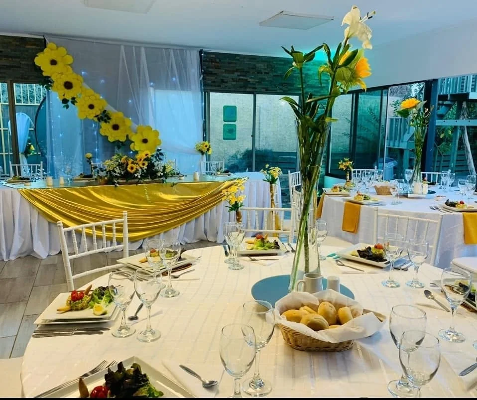 Salón completo montado con decoración de girasoles