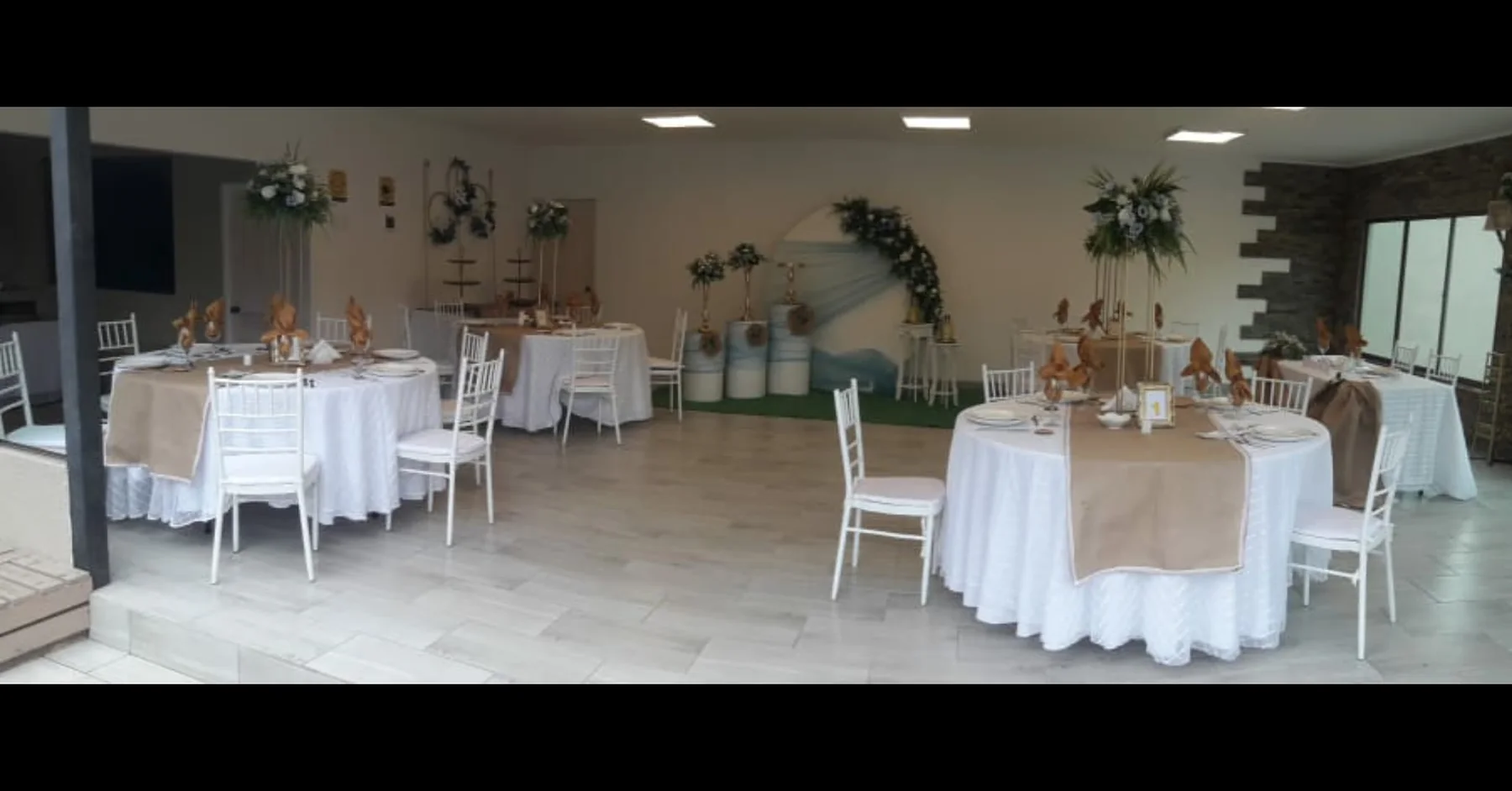 Salón de La Granja VIP preparado con mesas y sillas