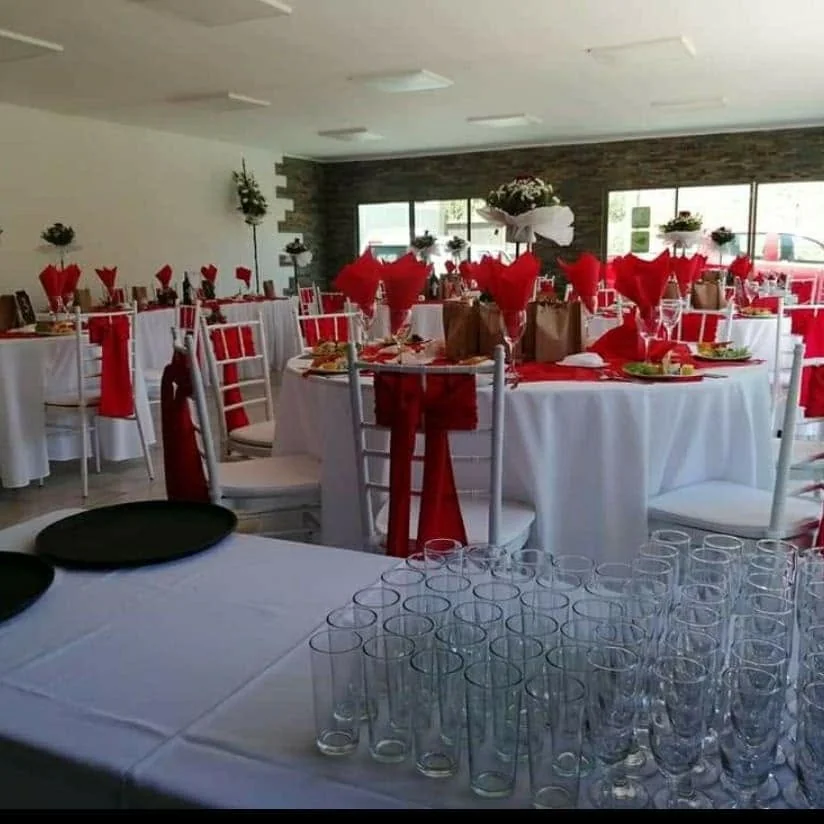 Salón montado con decoración roja