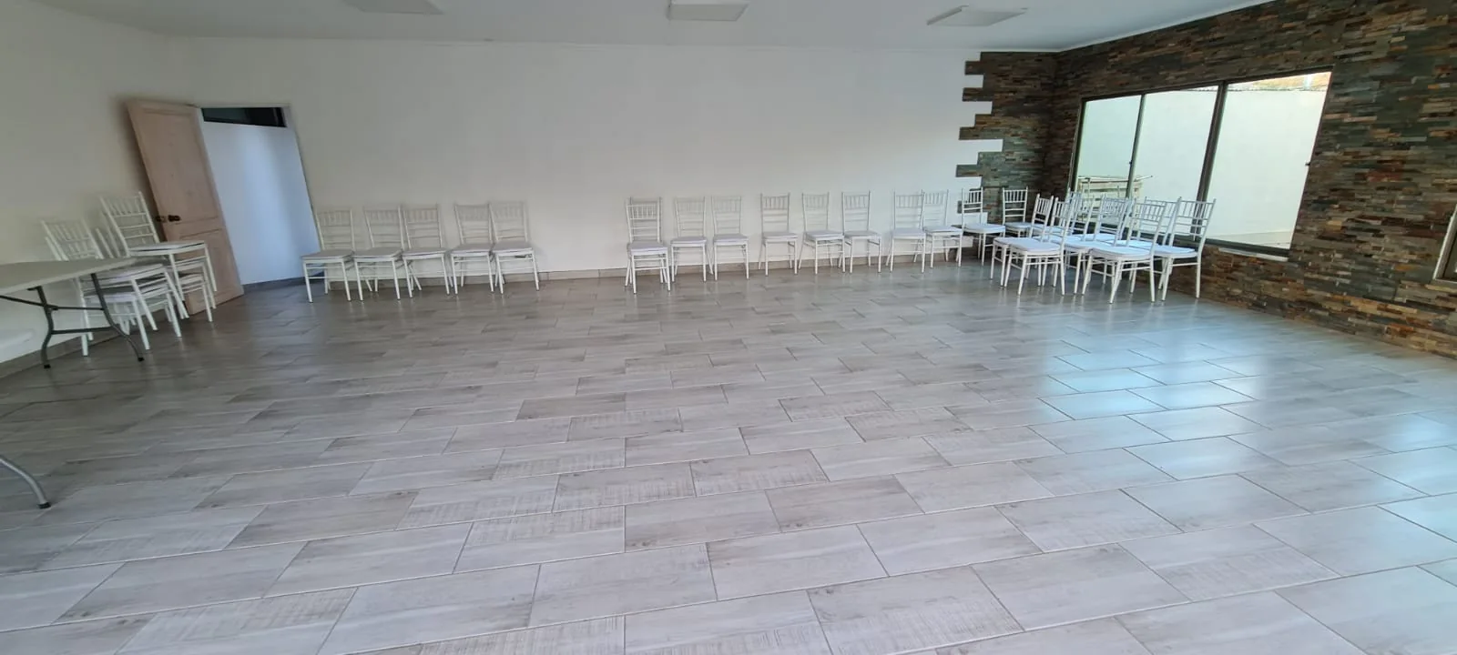 Vista amplia del salón interior de La Granja VIP