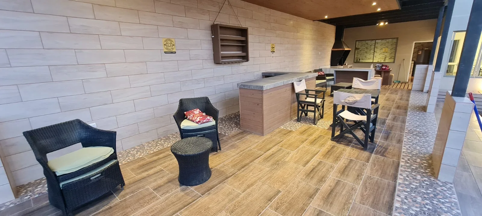 Terraza y quincho con mobiliario exterior